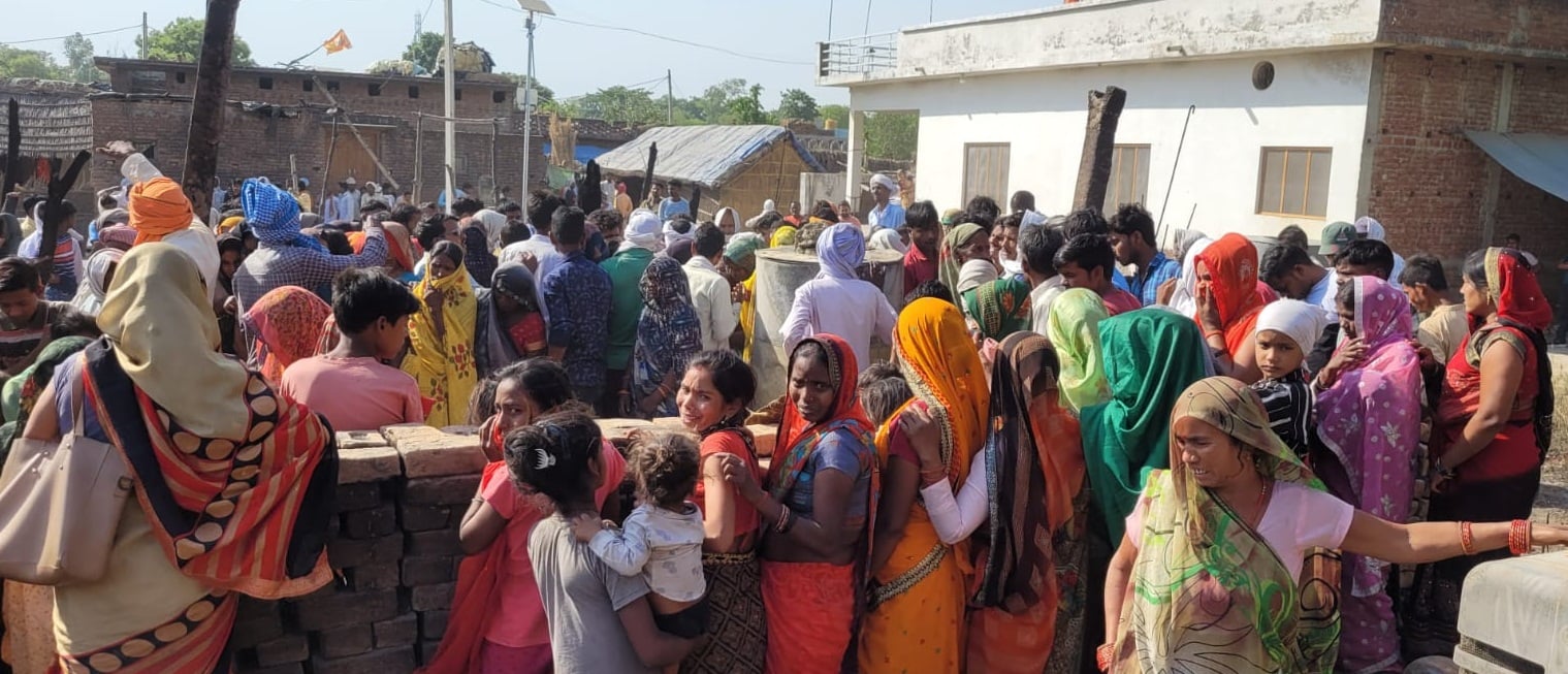 अग्निकांड के बाद पीड़ितों ने घरों पर तिरपाल डाले। संवाद अग्निकांड के बाद पीड़ितों ने घरों पर तिरपाल डाले। संवाद