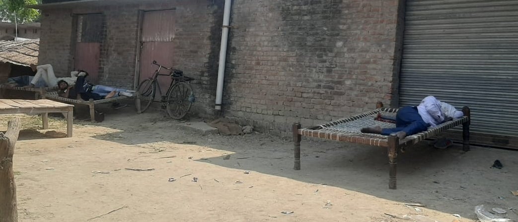अग्निकांड के बाद पीड़ितों ने घरों पर तिरपाल डाले। संवाद अग्निकांड के बाद पीड़ितों ने घरों पर तिरपाल डाले। संवाद