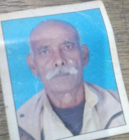 बहोरापुर में बुजुर्ग की मौत के बाद मौके पर पहुंची पुलिस व जुटी भीड़।