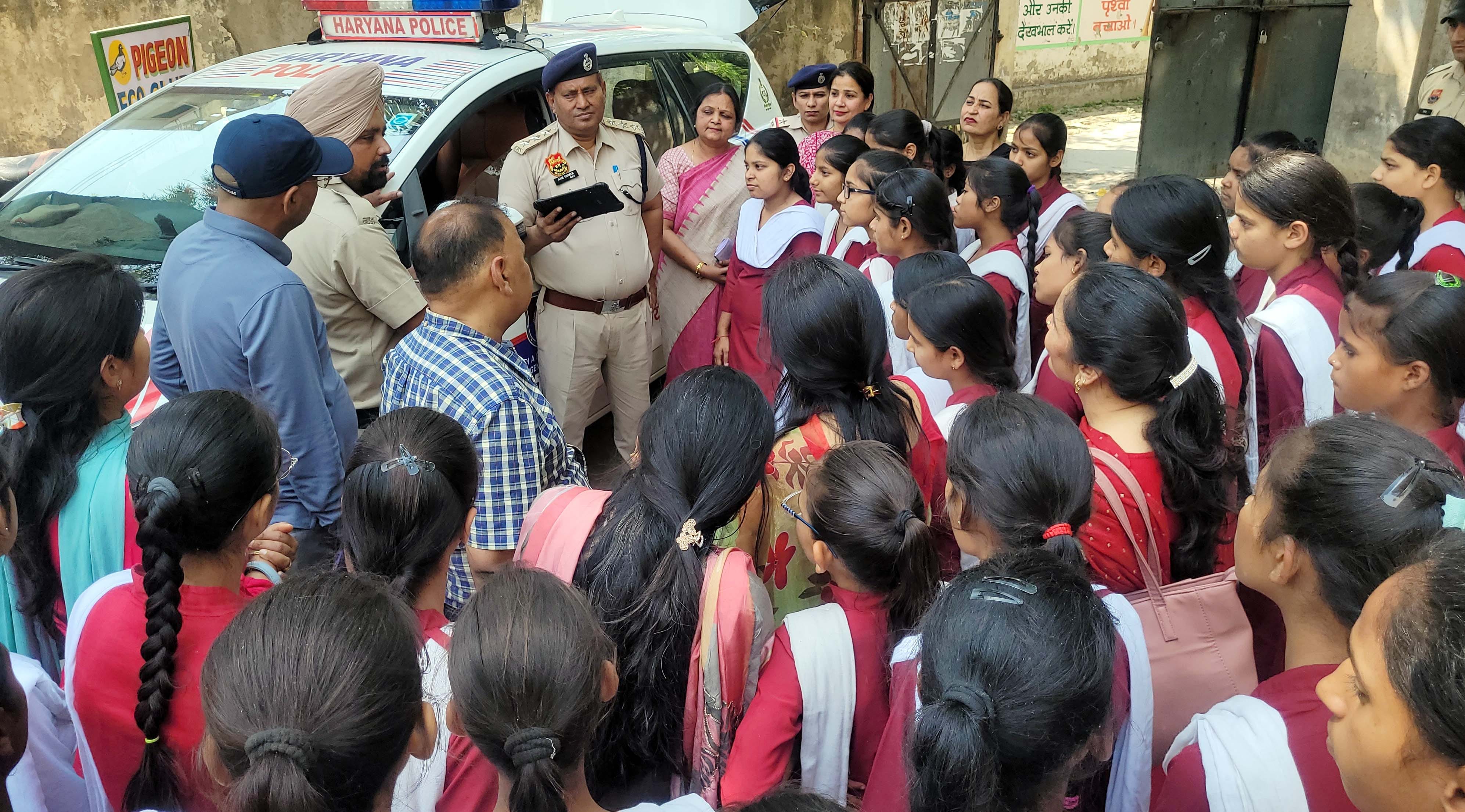 कुरुक्षेत्र। अमर उजाला फाउंडेशन की ओर से आयोजित कार्यक्रम में हिस्ता लेतीं छात्राएं। कुरुक्षेत्र। अमर उजाला फाउंडेशन की ओर से आयोजित कार्यक्रम में हिस्ता लेतीं छात्राएं।