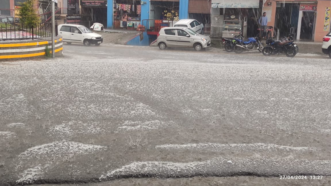 मंडी में हो रही बारिश में छाता लेकर अपने गंतव्य की ओर जाते स्कूली छात्र छात्राएं  संवाद