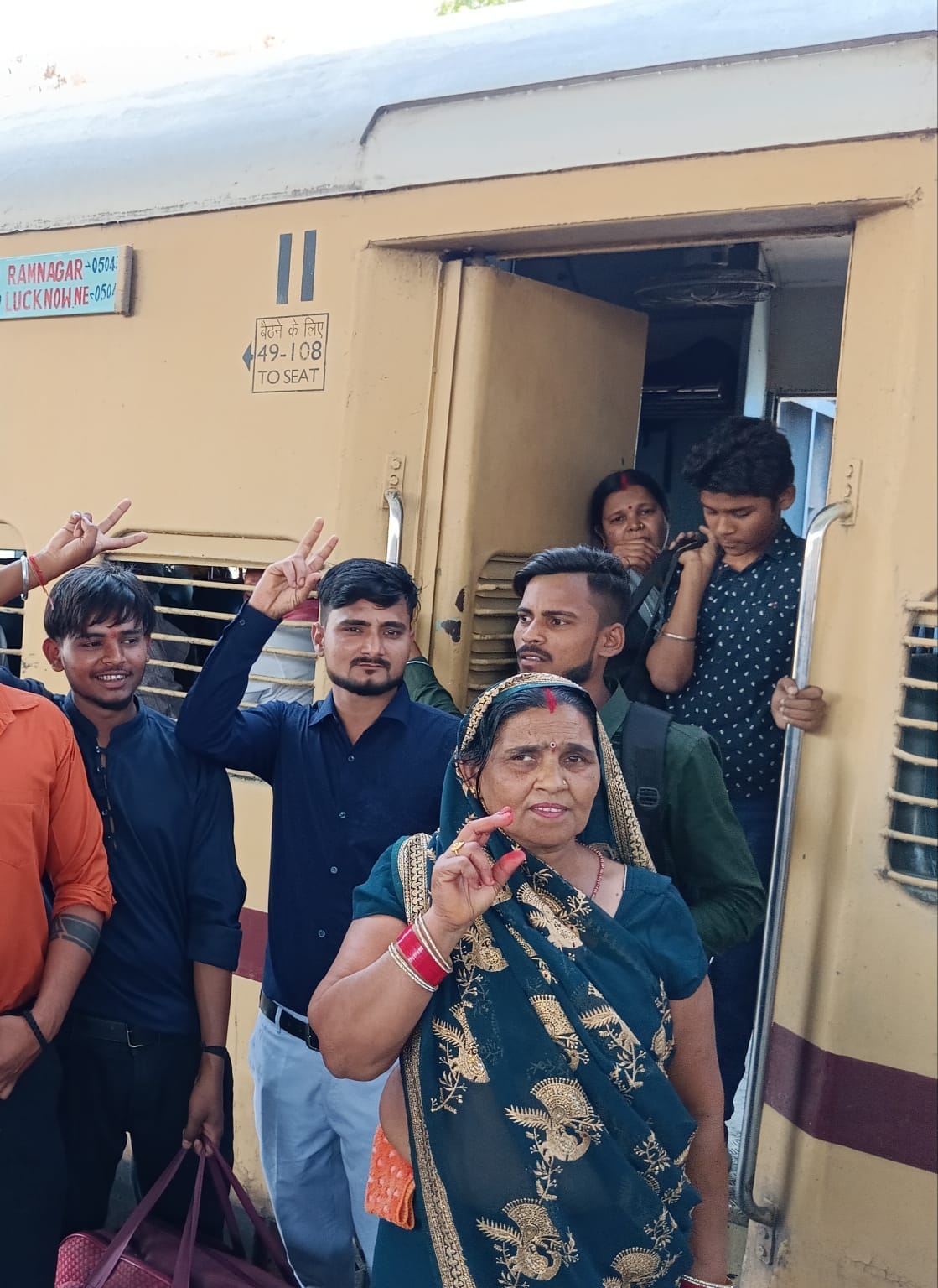 पीलीभीत रेलवे जंक्शन पर पहुंची रामनगर लखनऊ ट्रेन में चढ़ते यात्री । संवाद