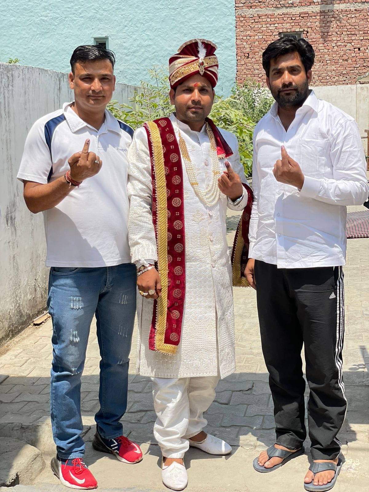 परिवार सहित मतदान करने पहुंचे वीके सिंह परिवार सहित मतदान करने पहुंचे वीके सिंह
