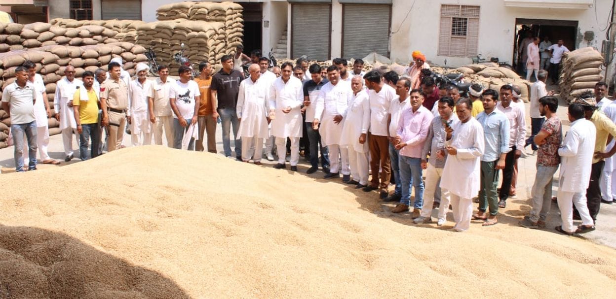 27जेएनडी08 : पिल्लूखेड़ा अनाजमंडी में गेहूं खरीद का जायजा लेते कान्फेड चेयरमैन कर्मवीर सैनी। सं