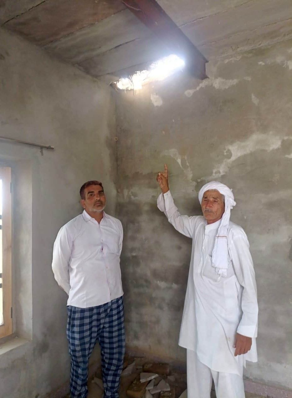27जेएनडी21: पेगां गांव में मकान की छत पर आसमानी बिजली गिरने से छत में हुआ सुराग दिखाता मकान माल 27जेएनडी21: पेगां गांव में मकान की छत पर आसमानी बिजली गिरने से छत में हुआ सुराग दिखाता मकान माल