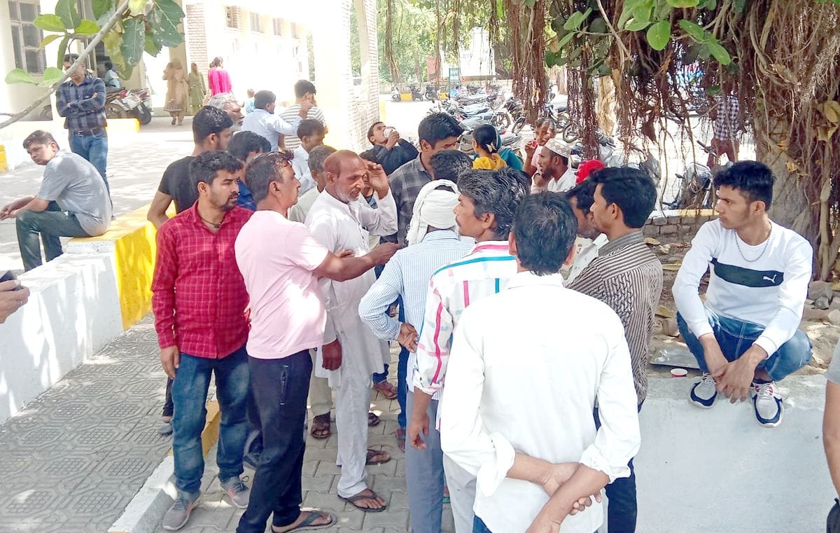 27जेएनडी32 : नागरिक अस्पताल सफीदों में पोस्टमार्टम के लिए पहुंचे ग्रामीण। संवाद
