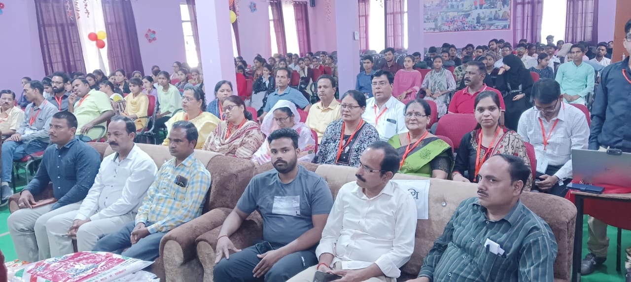 गन्ना कृषक महाविद्यालय में छात्र को पुरस्कृत करते एसडीएम राजेश शुक्ला व प्राचार्य । स्रोत - महा