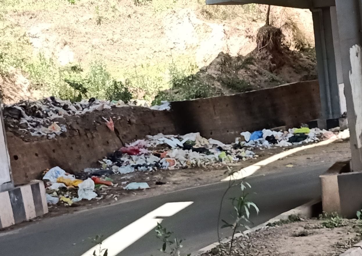 कुमाहट्टी में सड़क किनारे पड़ी गंदगी। संवाद कुमाहट्टी में सड़क किनारे पड़ी गंदगी। संवाद