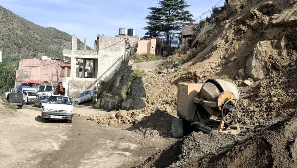 कुमाहट्टी में सड़क किनारे पड़ी गंदगी। संवाद कुमाहट्टी में सड़क किनारे पड़ी गंदगी। संवाद