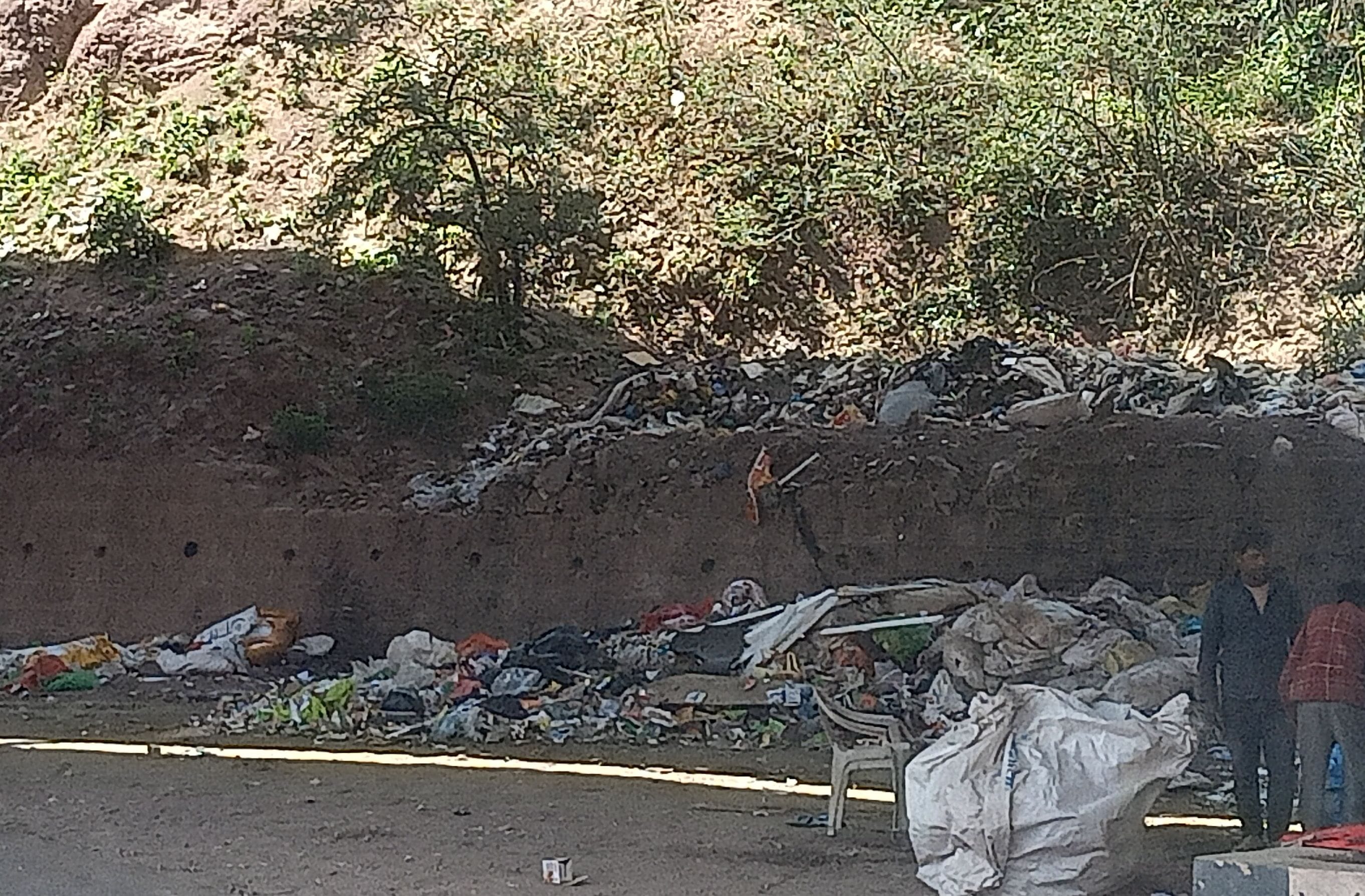 कुमाहट्टी में सड़क किनारे पड़ी गंदगी। संवाद कुमाहट्टी में सड़क किनारे पड़ी गंदगी। संवाद