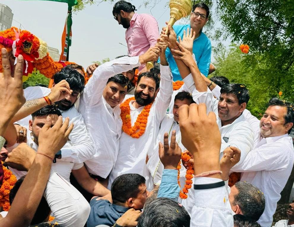 रेवाड़ी। भिवानी-महेंद्रगढ़ से कांग्रेस के प्रत्याशी राव दान सिंह का स्वागत करते महाबीर मसानी व उ रेवाड़ी। भिवानी-महेंद्रगढ़ से कांग्रेस के प्रत्याशी राव दान सिंह का स्वागत करते महाबीर मसानी व उ