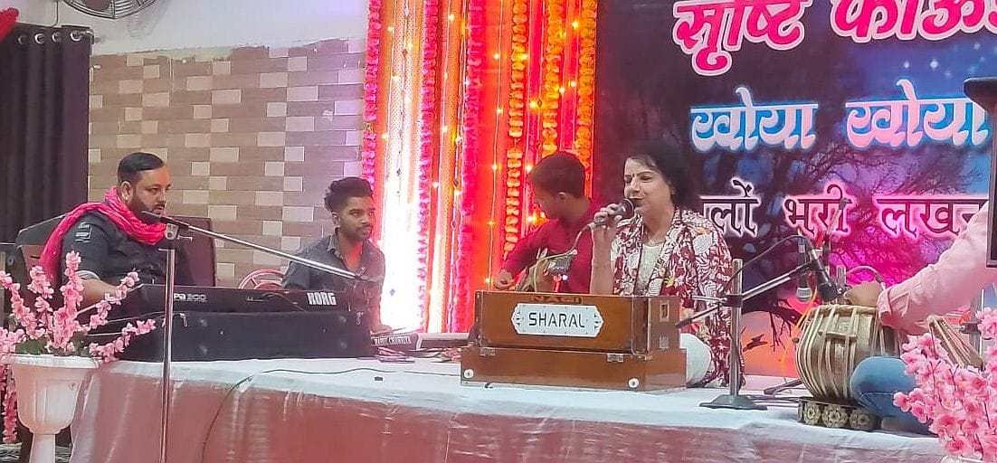 29जेएनडी01: खोया-खोया चांद कार्यक्रम में गजल की प्रस्तुति देते हुए कलाकार। संवाद