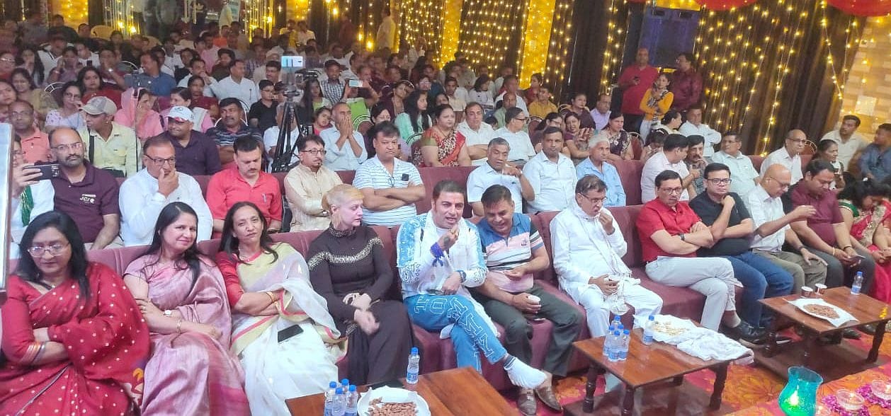 29जेएनडी01: खोया-खोया चांद कार्यक्रम में गजल की प्रस्तुति देते हुए कलाकार। संवाद