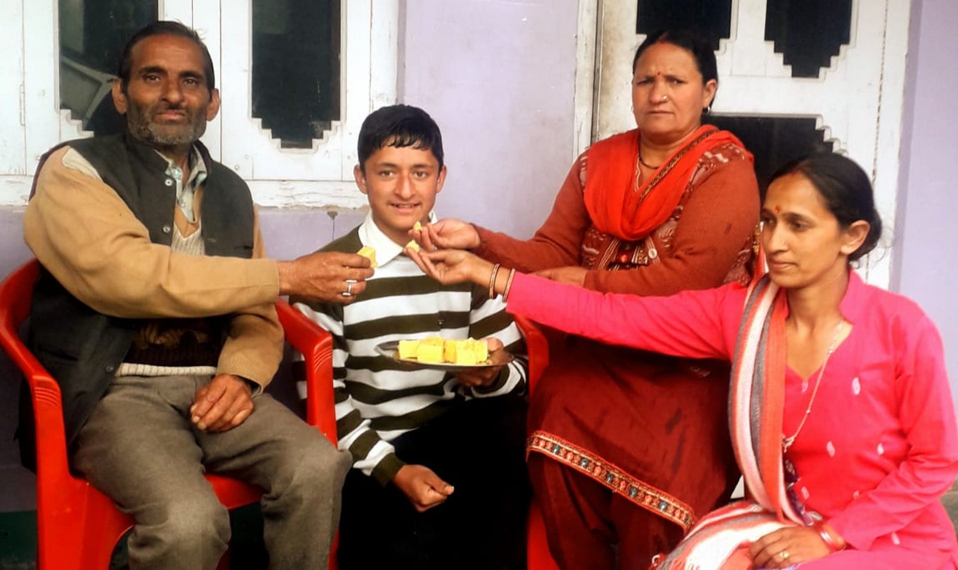 चंबा में परीक्षा परिणाम में छठे स्थान पर रहने पर बेटी आफरीन मलिक का मुंह मीठा करवाते परिजन।संवा चंबा में परीक्षा परिणाम में छठे स्थान पर रहने पर बेटी आफरीन मलिक का मुंह मीठा करवाते परिजन।संवा