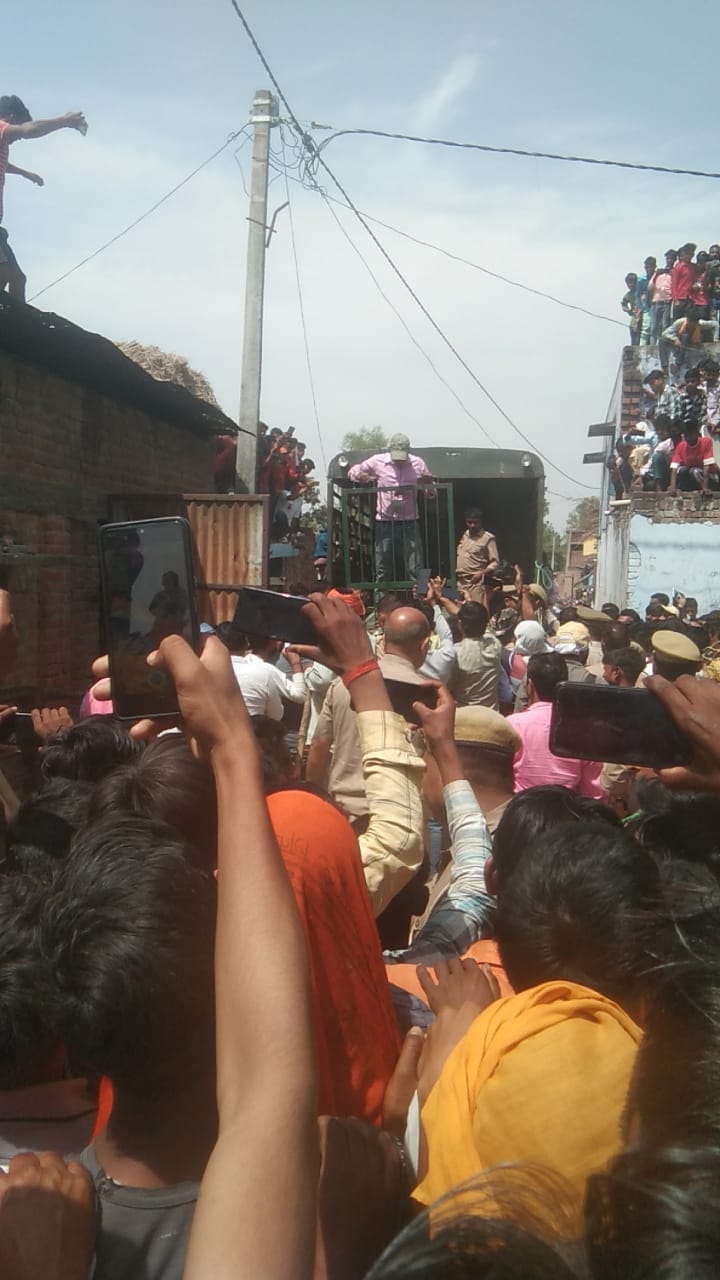 न्यूरिया क्षेत्र के गांव बरी अलीगंज मे छतों पर खड़े लोग । संवाद न्यूरिया क्षेत्र के गांव बरी अलीगंज मे छतों पर खड़े लोग । संवाद