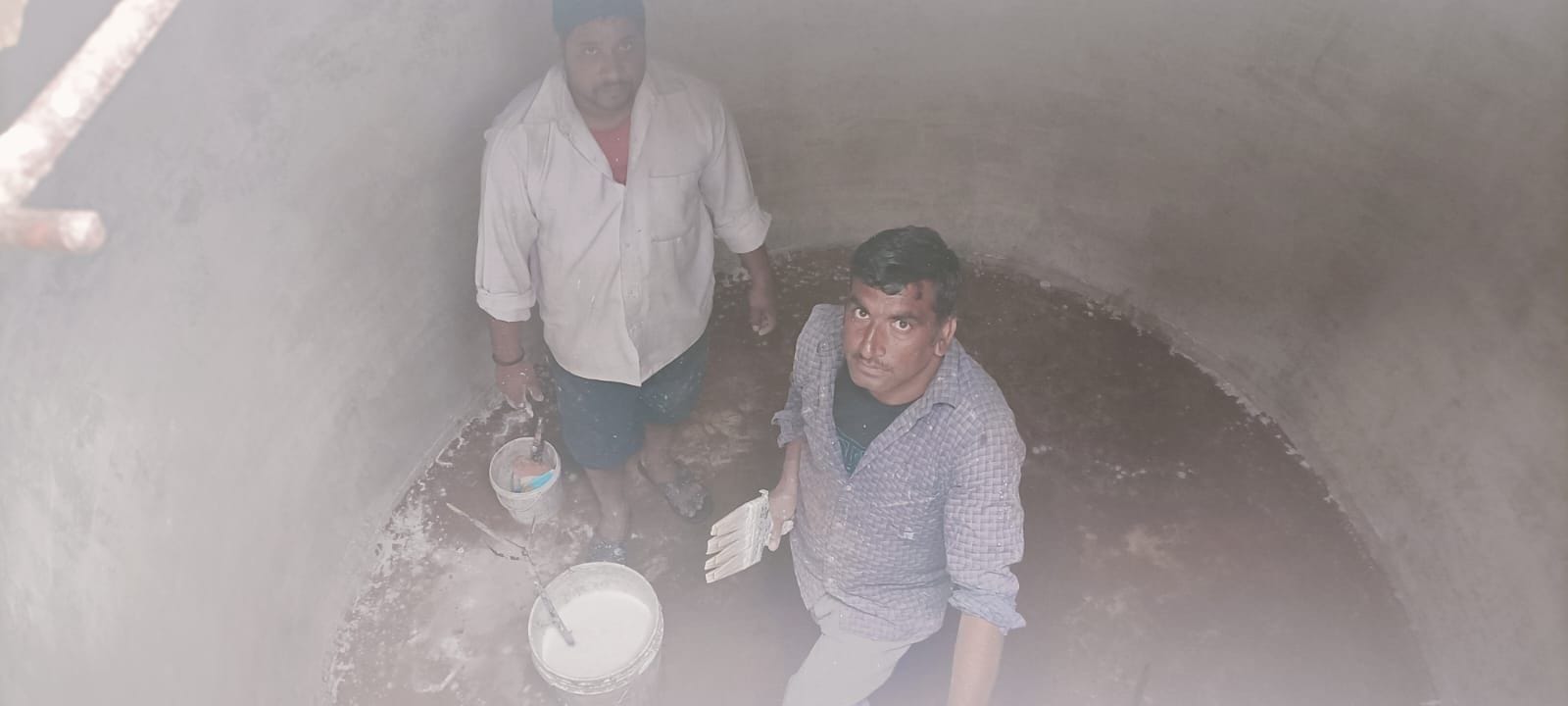 सुबाथू में जल शक्ति विभाग पानी टैंकों की साफ-सफाई करते हुए। संवाद