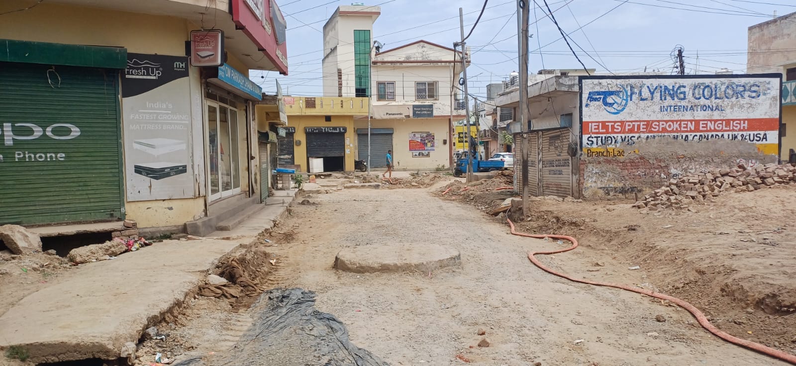 दयालबाग से बब्याल की ओर जाने वाली सड़क की खस्ताहालत दयालबाग से बब्याल की ओर जाने वाली सड़क की खस्ताहालत