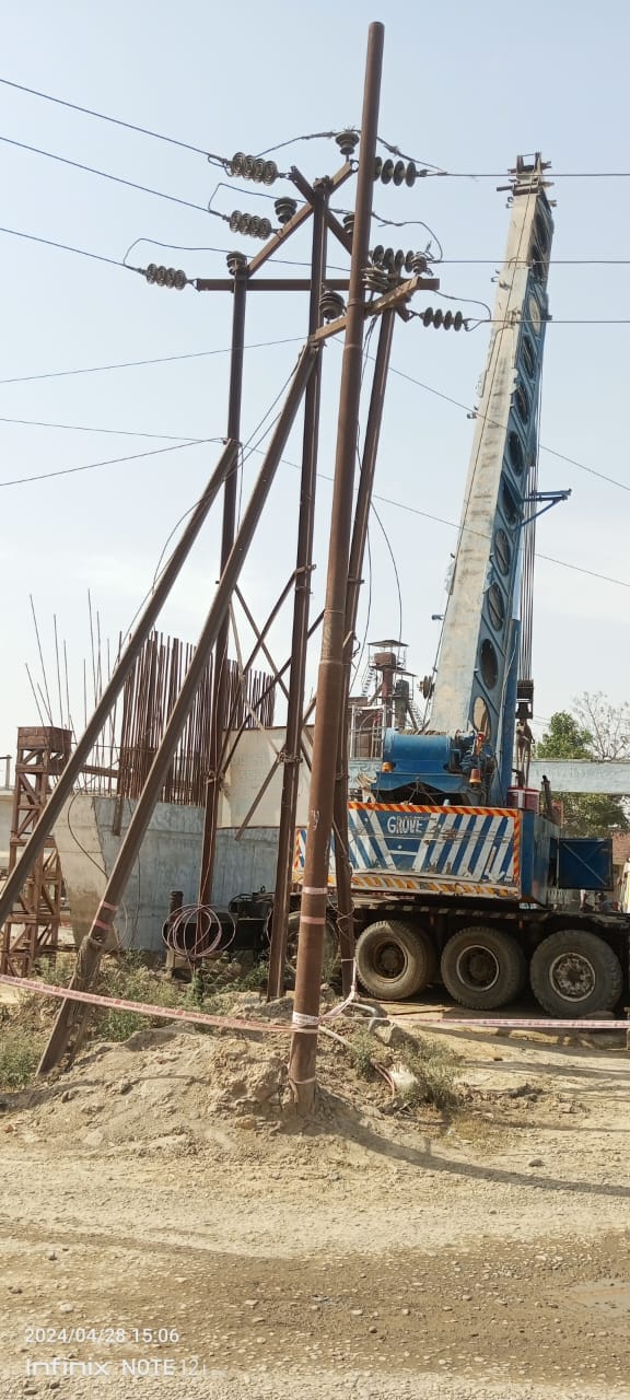 धीमी गति से सड़क निर्माण पर विरोध जताते लोग । स्रोत - व्यापारी