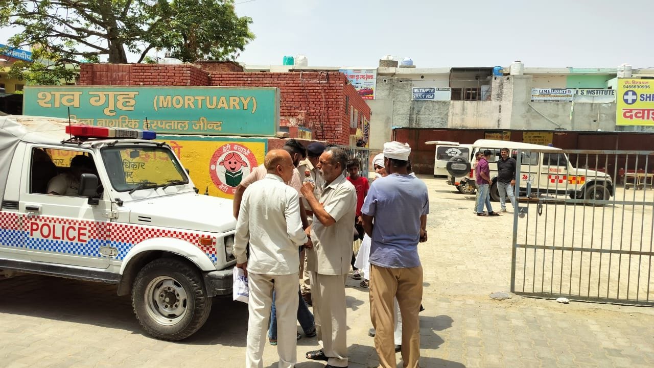 29जेएनडी18: नागरिक अस्पताल में शव का पोस्टमार्टम करवाने आए परिजन। संवाद 29जेएनडी18: नागरिक अस्पताल में शव का पोस्टमार्टम करवाने आए परिजन। संवाद