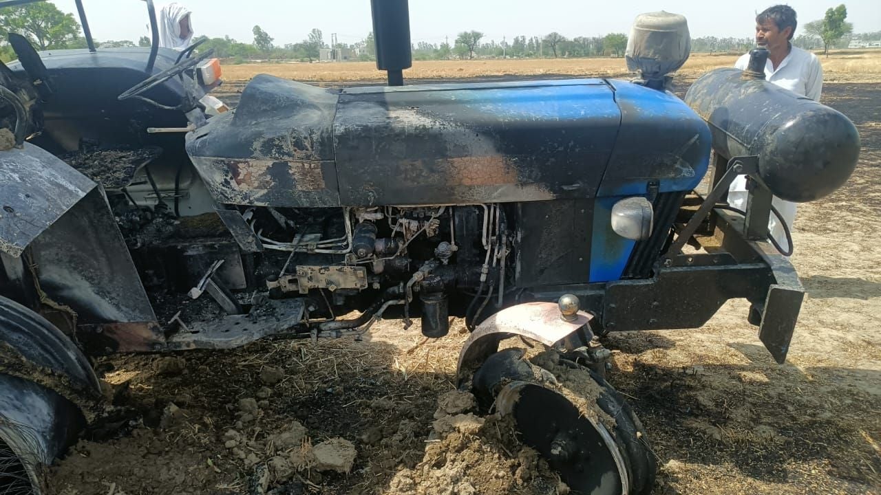 29जेएनडी20: मेहरड़ा गांव में आग लगने से जला ट्रैक्टर। संवाद