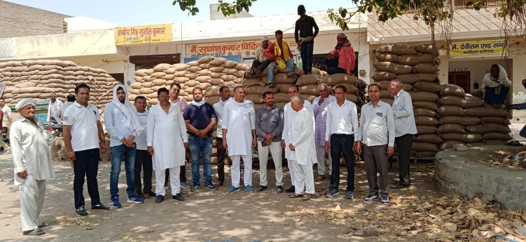 29जेएनडी23-कपास मंडी के गेट पर लगाया गया ताला। संवाद