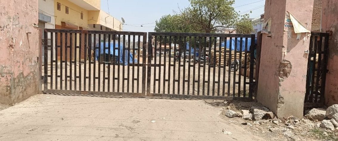 29जेएनडी23-कपास मंडी के गेट पर लगाया गया ताला। संवाद