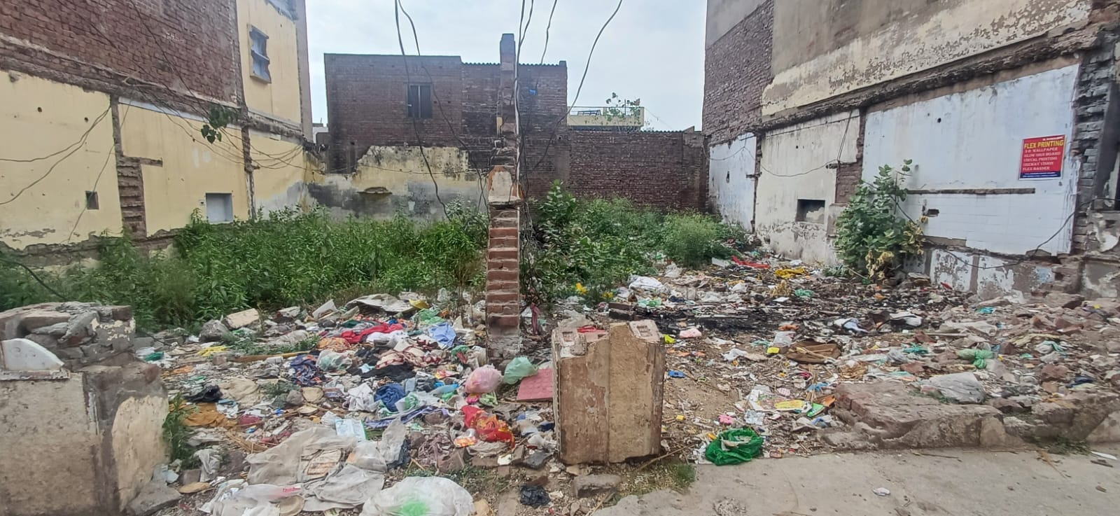 छावनी के अमरपुरी में खाली प्लाट में लगा गंदगी का ढेर छावनी के अमरपुरी में खाली प्लाट में लगा गंदगी का ढेर