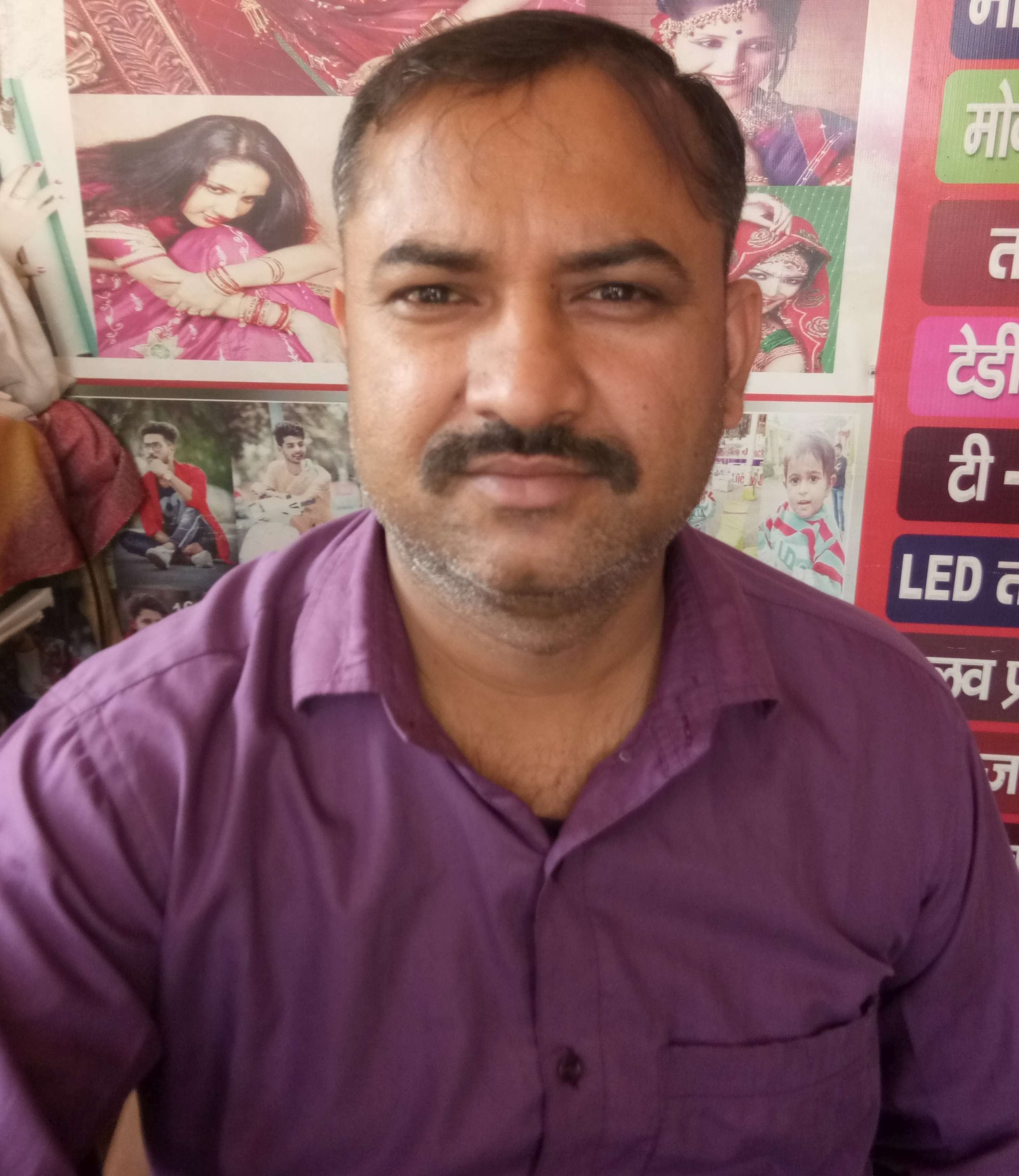 फोटो संख्या:52- मोहल्ला तिवाड़ीयान में लड़ाई करते बेसहारा गोवंश--स्रोत--संवाद