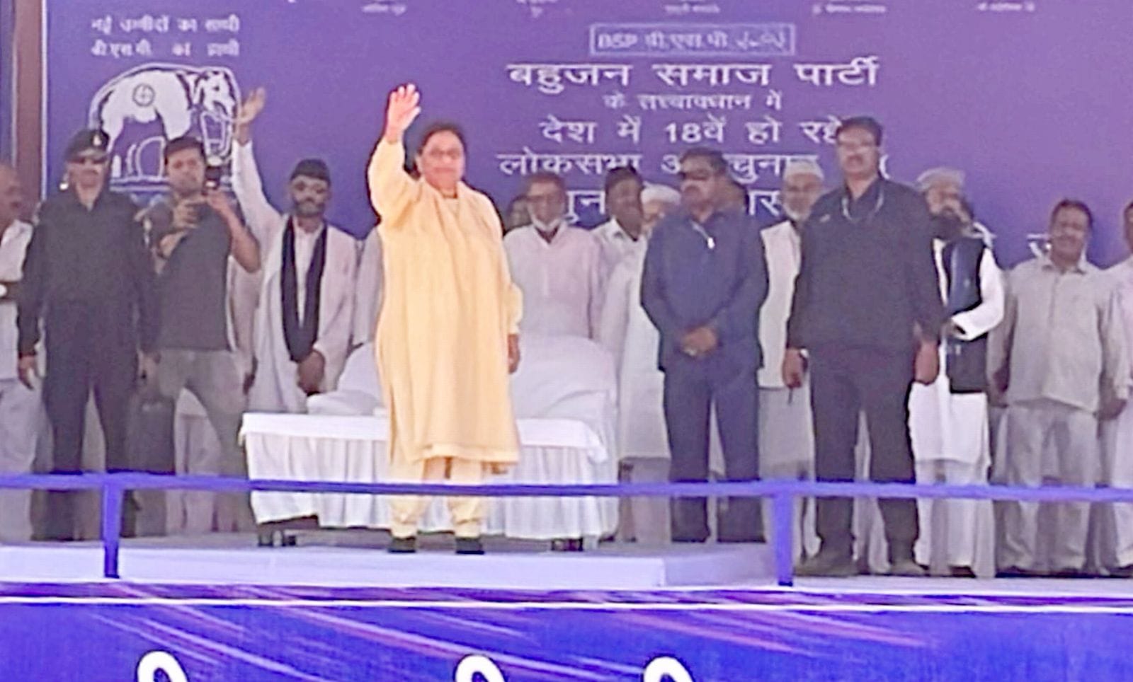 इस्लामनगर सोमवार को पूर्व मुख्यमंत्री मायावती की जनसभा में मौजूद समर्थक। संवाद इस्लामनगर सोमवार को पूर्व मुख्यमंत्री मायावती की जनसभा में मौजूद समर्थक। संवाद
