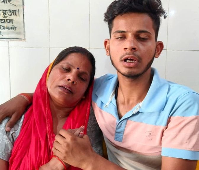 जलालाबाद सीएचसी पर लगी भीड़ व मौजूद पुलिस। संवाद जलालाबाद सीएचसी पर लगी भीड़ व मौजूद पुलिस। संवाद