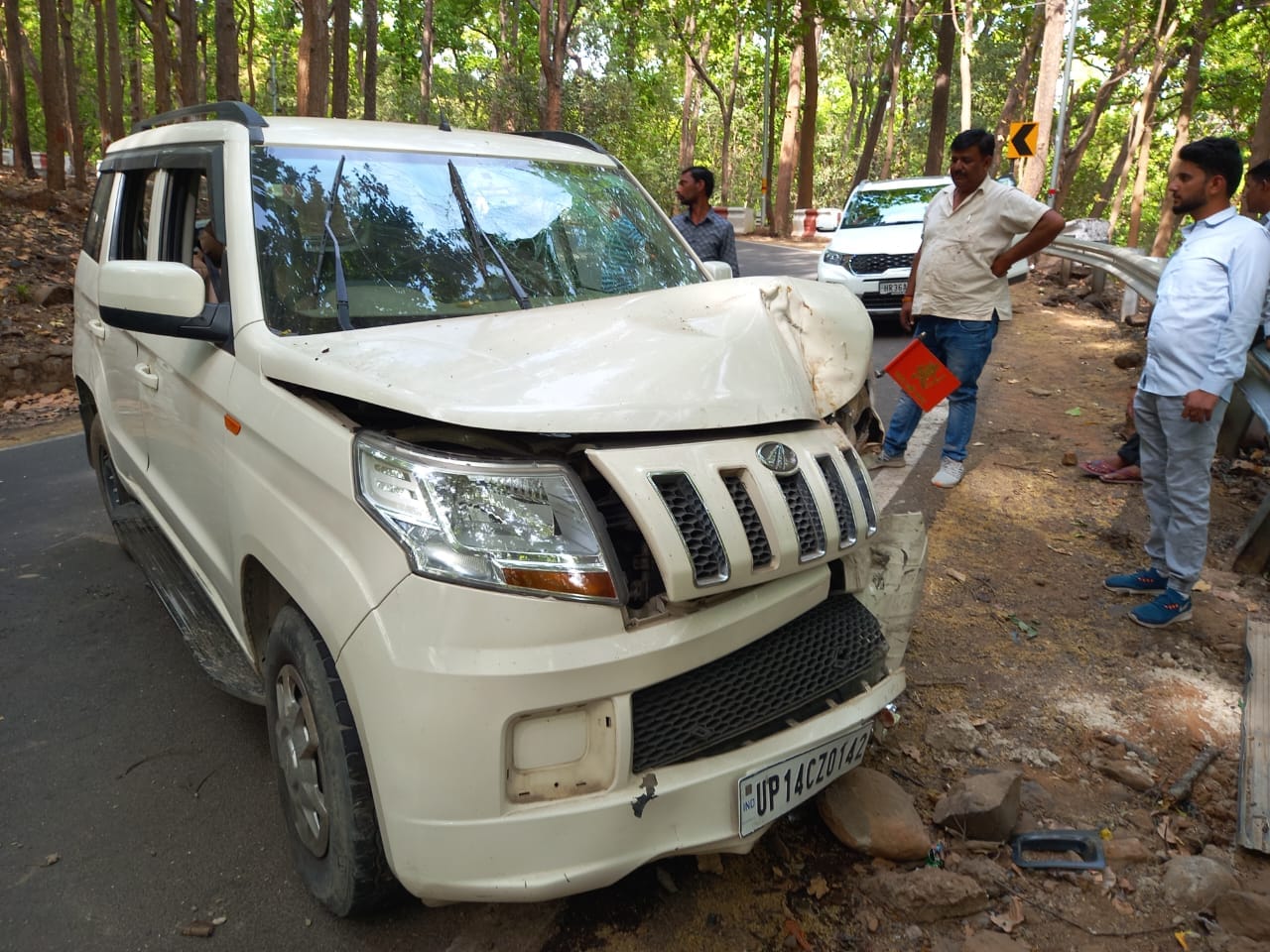 नैनीताल रोड में दुर्घटनाग्रस्त कार नैनीताल रोड में दुर्घटनाग्रस्त कार