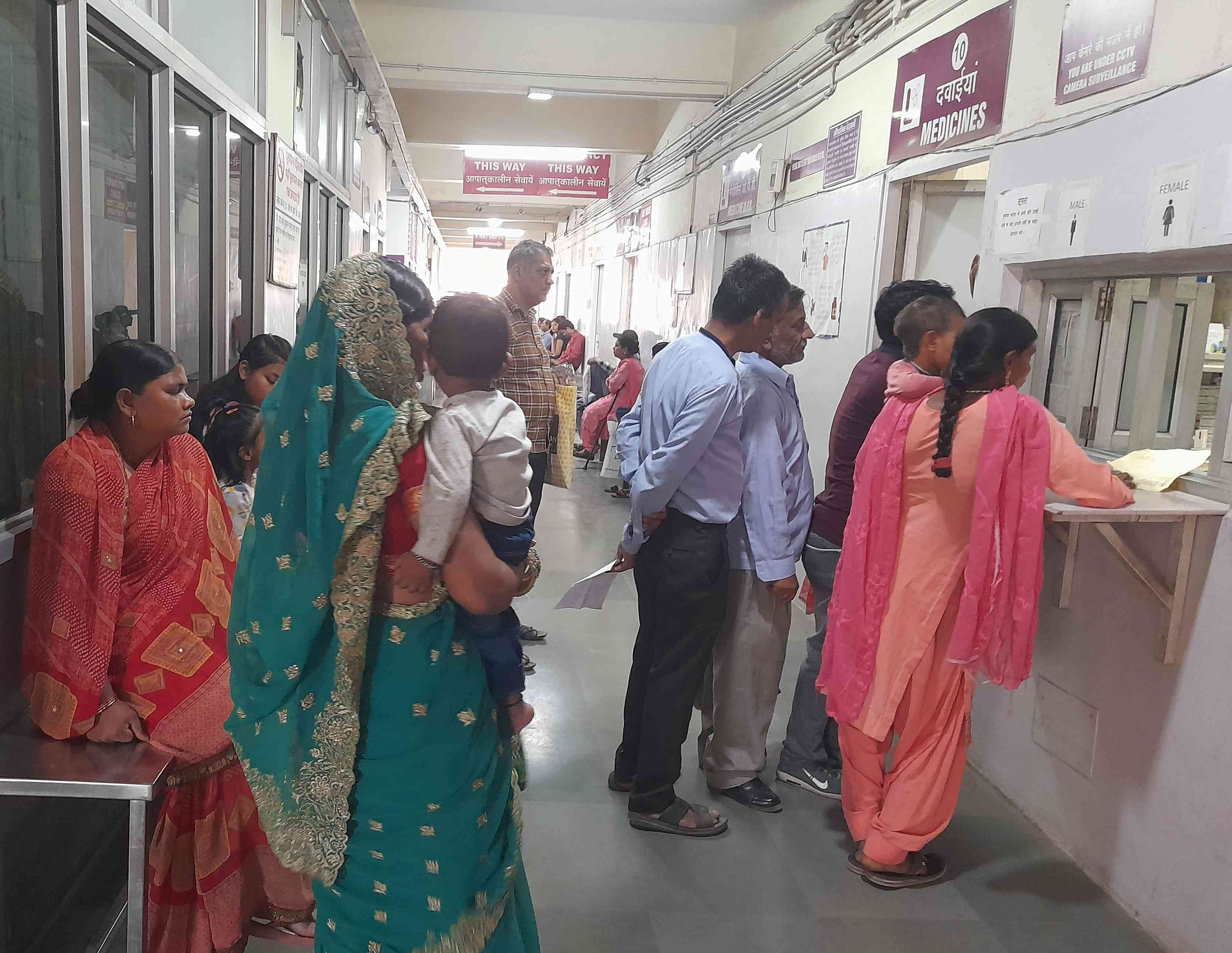 परवाणू ईएसआई अस्पताल में ईलाज के लिए पहुंचे लोग। संवाद