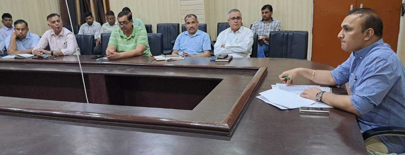 30जेएनडी18-अधिकारियों की बैठक लेते एसडीएम अनिल कुमार दून। संवाद 30जेएनडी18-अधिकारियों की बैठक लेते एसडीएम अनिल कुमार दून। संवाद