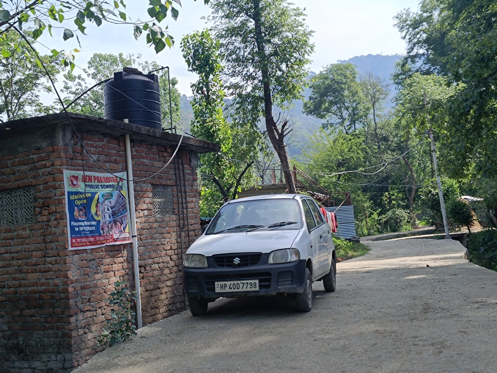 बैहना वार्ड में जगह-जगह लटकी स्ट्रीट लाइटों की तारें। संवाद बैहना वार्ड में जगह-जगह लटकी स्ट्रीट लाइटों की तारें। संवाद