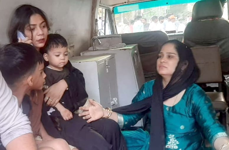 बिजनौर में कान्हा फार्म के पास चावलों से भरा ट्रक पलटने से कार में लगी आग को बुझाते दलकर्मी। बिजनौर में कान्हा फार्म के पास चावलों से भरा ट्रक पलटने से कार में लगी आग को बुझाते दलकर्मी।