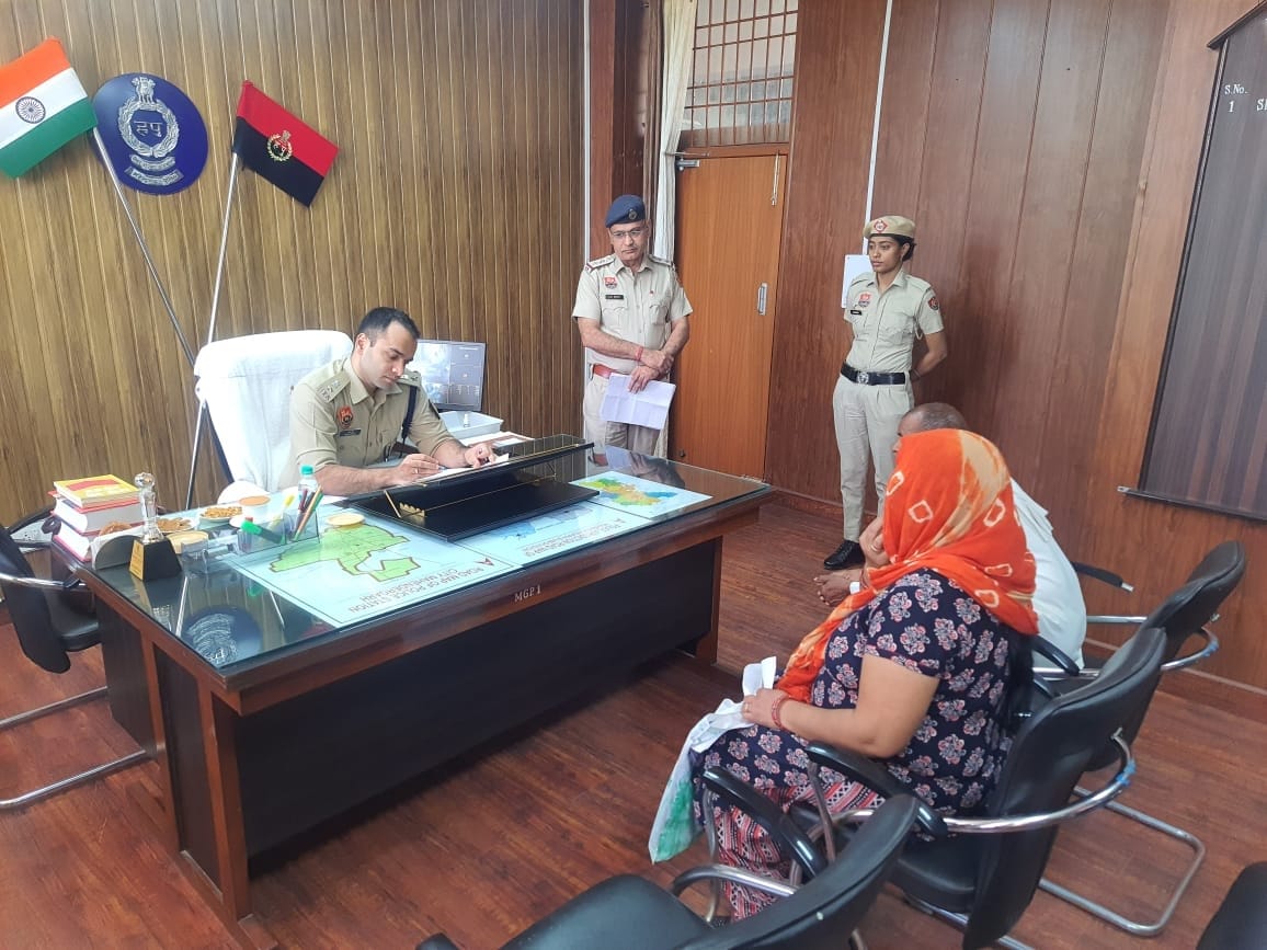 फोटो संख्या:68-महेंद्रगढ़ पुलिस आवास का निरीक्षण करते एसपी अर्श वर्मा--स्रोत-- पुलिस