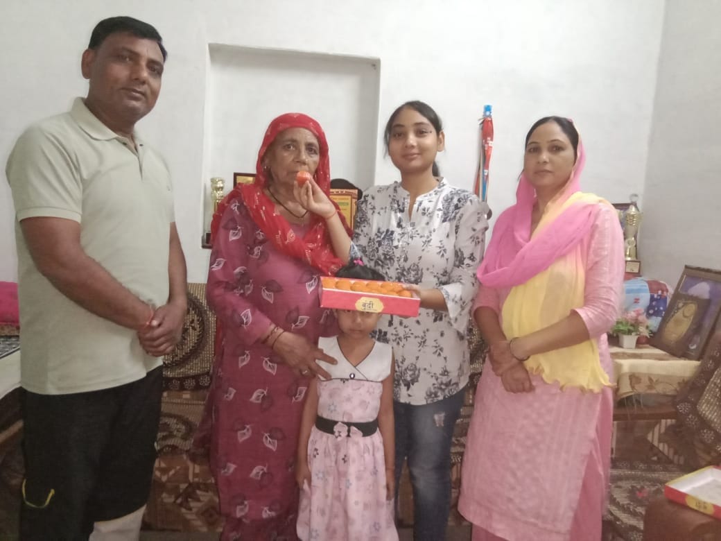 होनहार छात्रा हिमांशी को मिठाई खिलाते हुए परिजन। होनहार छात्रा हिमांशी को मिठाई खिलाते हुए परिजन।
