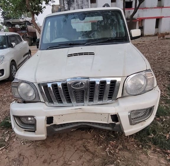 शिवाला कला क्षेत्र में सड़क निर्माण करने वाली कंपनी के मिक्सिंग प्लांट में चला गया डंपर