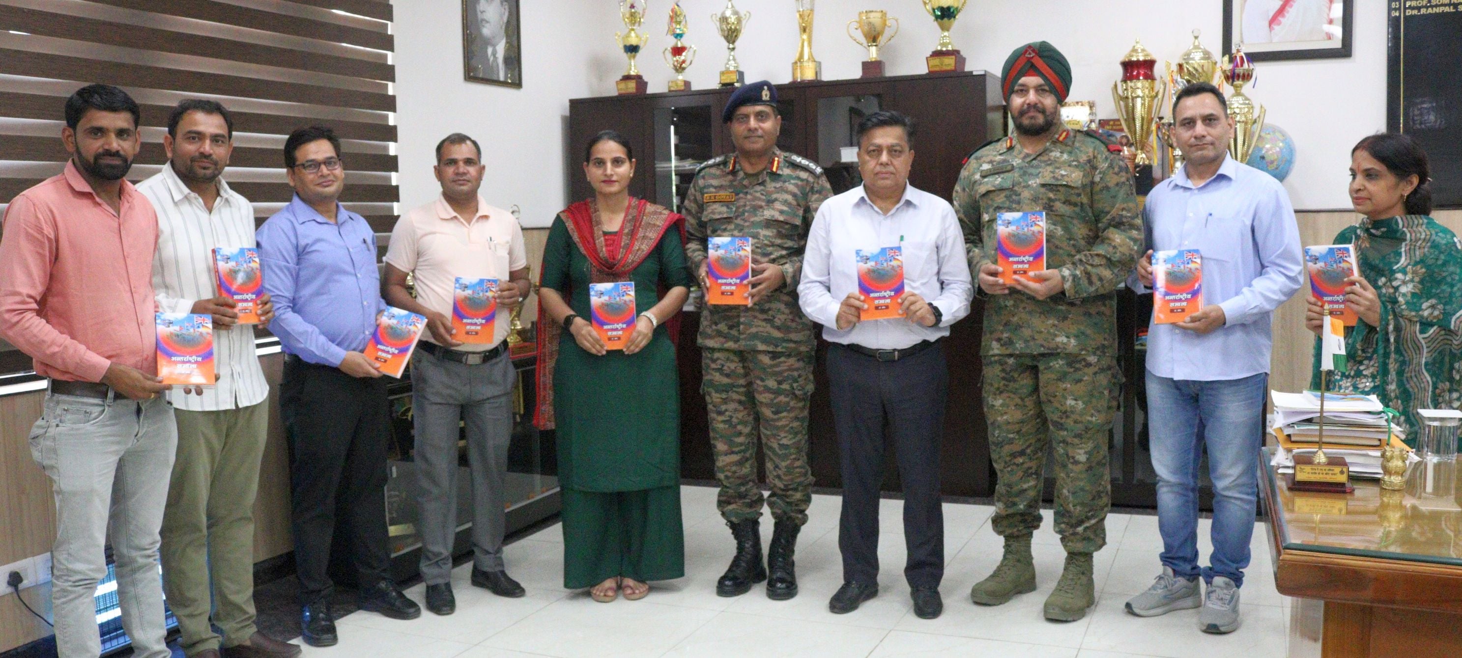 01जेएनडी11-सीआरएसयू में डॉ. प्रीति की पुस्तक का विमोचन करते कुलपति डॉ. रणपाल सिंह। स्रोत संस्था 01जेएनडी11-सीआरएसयू में डॉ. प्रीति की पुस्तक का विमोचन करते कुलपति डॉ. रणपाल सिंह। स्रोत संस्था