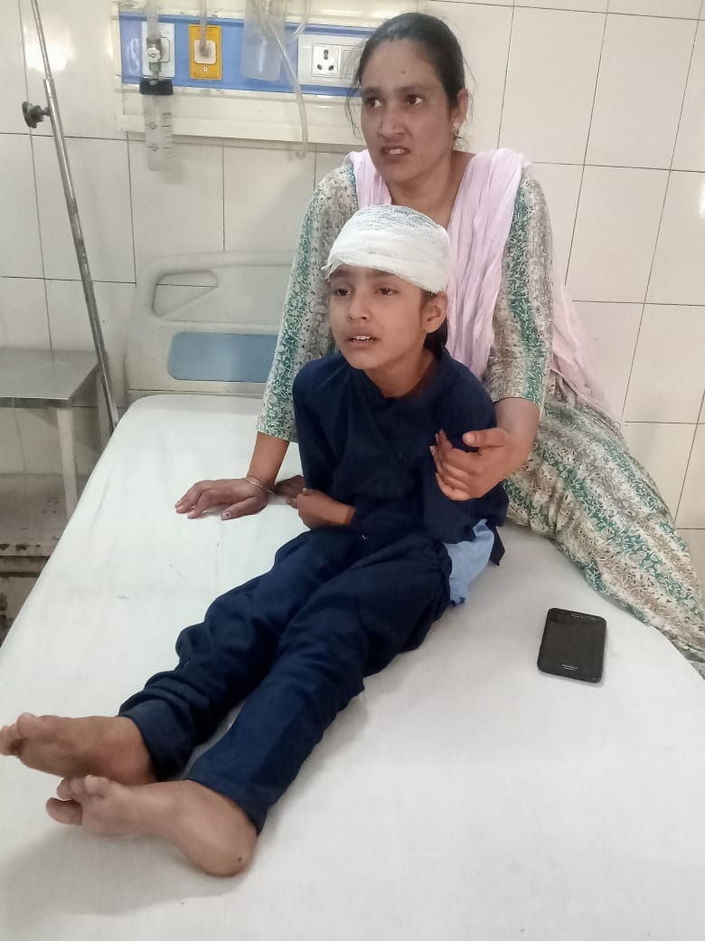 असम -बस्ती हाईवे पर गढ़ा के पास हादसे के बाद मौके पर लगी भीड़ ।संवाद असम -बस्ती हाईवे पर गढ़ा के पास हादसे के बाद मौके पर लगी भीड़ ।संवाद