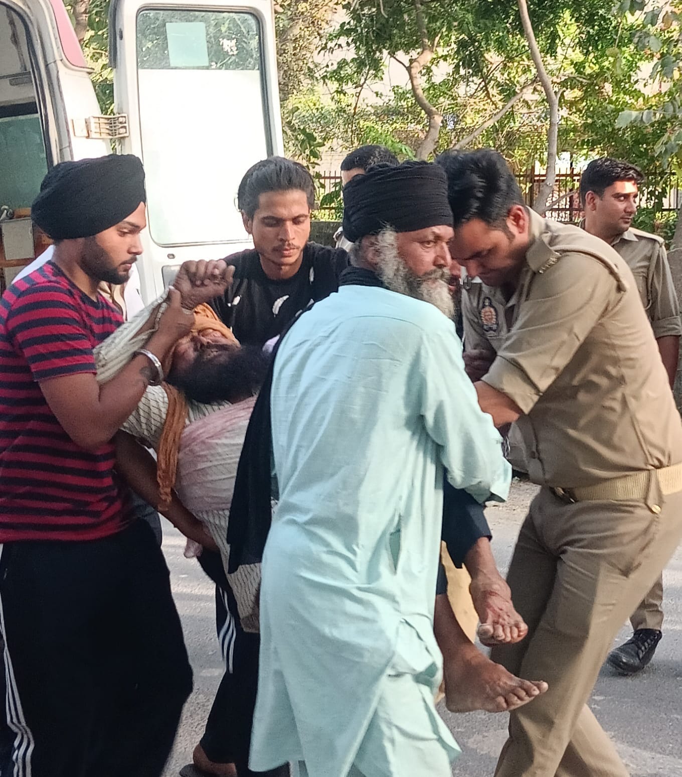 असम -बस्ती हाईवे पर गढ़ा के पास हादसे के बाद मौके पर लगी भीड़ ।संवाद असम -बस्ती हाईवे पर गढ़ा के पास हादसे के बाद मौके पर लगी भीड़ ।संवाद