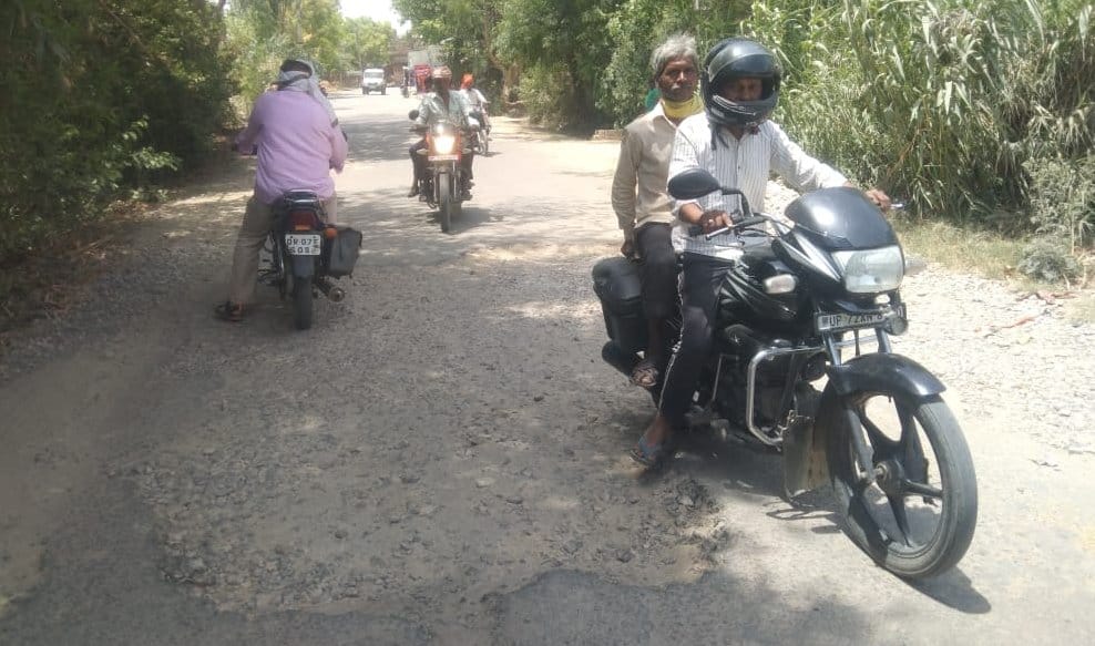 गौरा ब्लाक क्षेत्र के सेनापुर से पटहटटिया कला जाने वाली बदहाल सड़क। संवाद