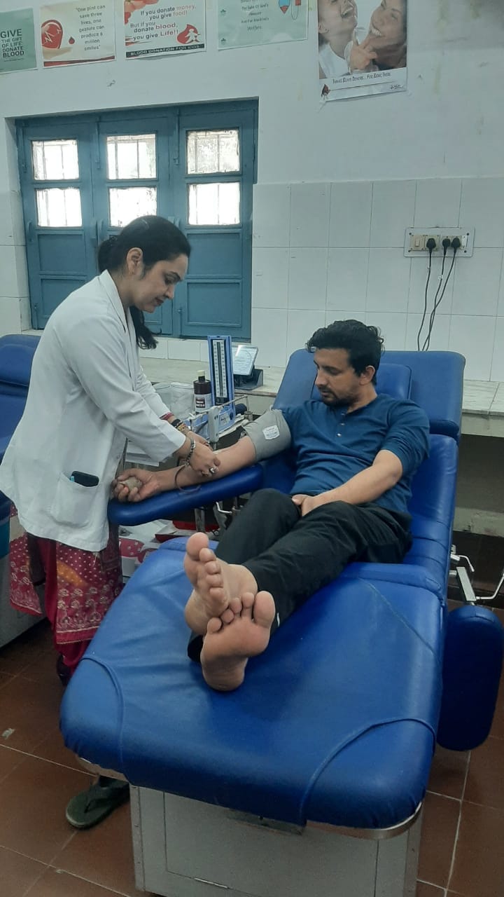 खून दान करने के बाद ड्रॉप्स ऑफ होप समेह के सदस्य को प्रमाण पत्र देती डा. रचना। संवाद खून दान करने के बाद ड्रॉप्स ऑफ होप समेह के सदस्य को प्रमाण पत्र देती डा. रचना। संवाद