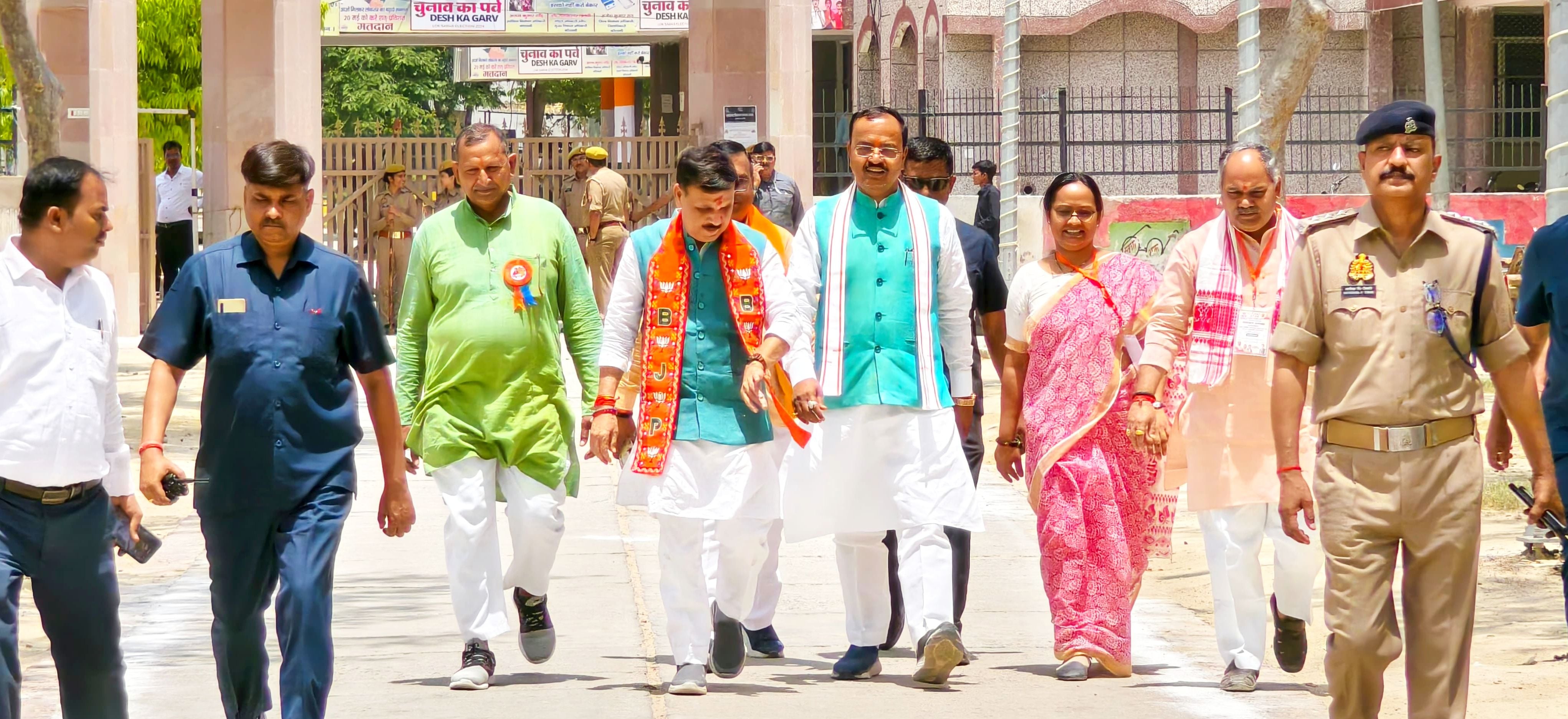 मंझनपुर ओसा रोड में आयोजित नामांकन सभा में बोलते डिप्टी सीएम केशव प्रसाद मौर्य। संवाद मंझनपुर ओसा रोड में आयोजित नामांकन सभा में बोलते डिप्टी सीएम केशव प्रसाद मौर्य। संवाद