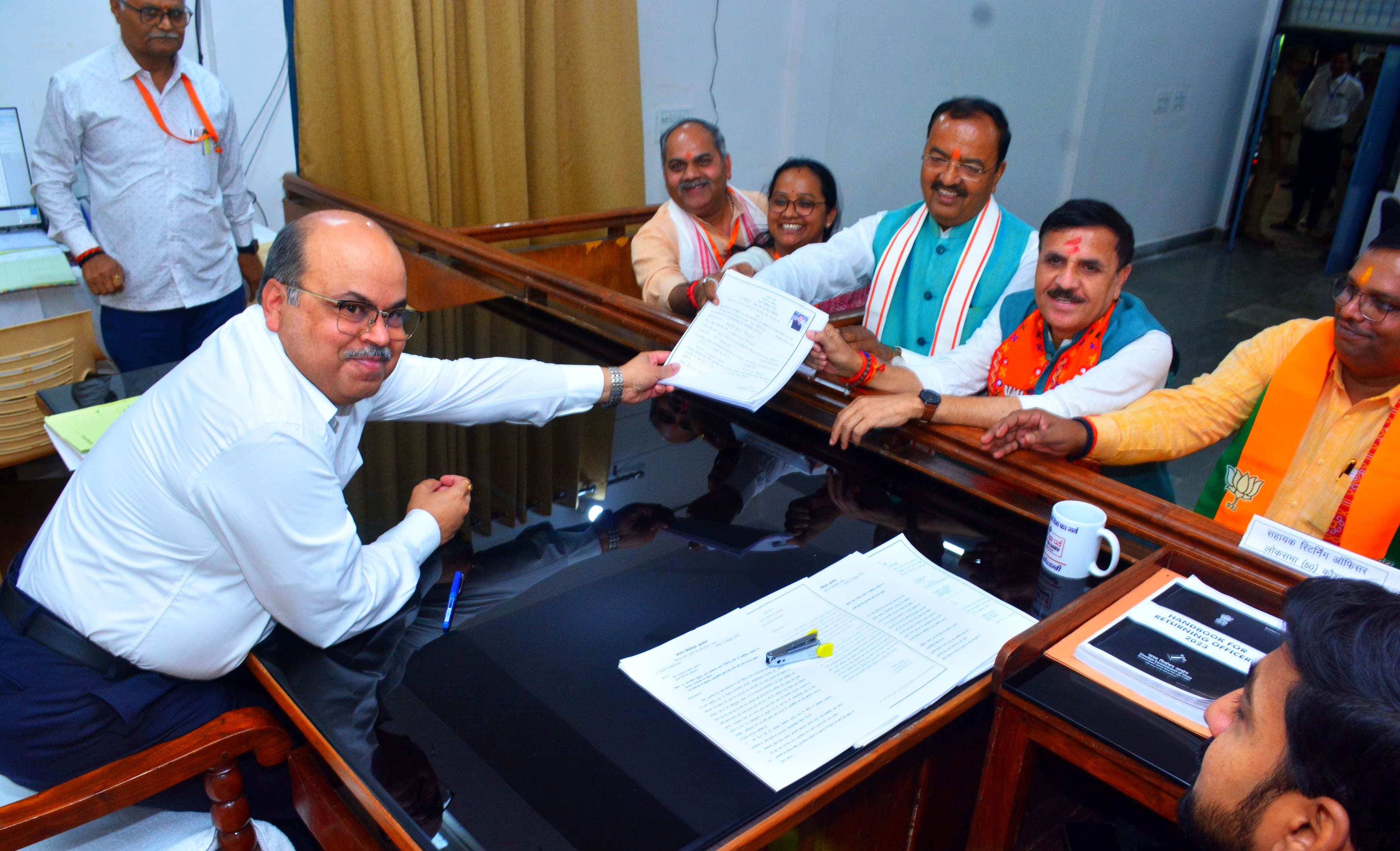 मंझनपुर ओसा रोड में आयोजित नामांकन सभा में बोलते डिप्टी सीएम केशव प्रसाद मौर्य। संवाद मंझनपुर ओसा रोड में आयोजित नामांकन सभा में बोलते डिप्टी सीएम केशव प्रसाद मौर्य। संवाद
