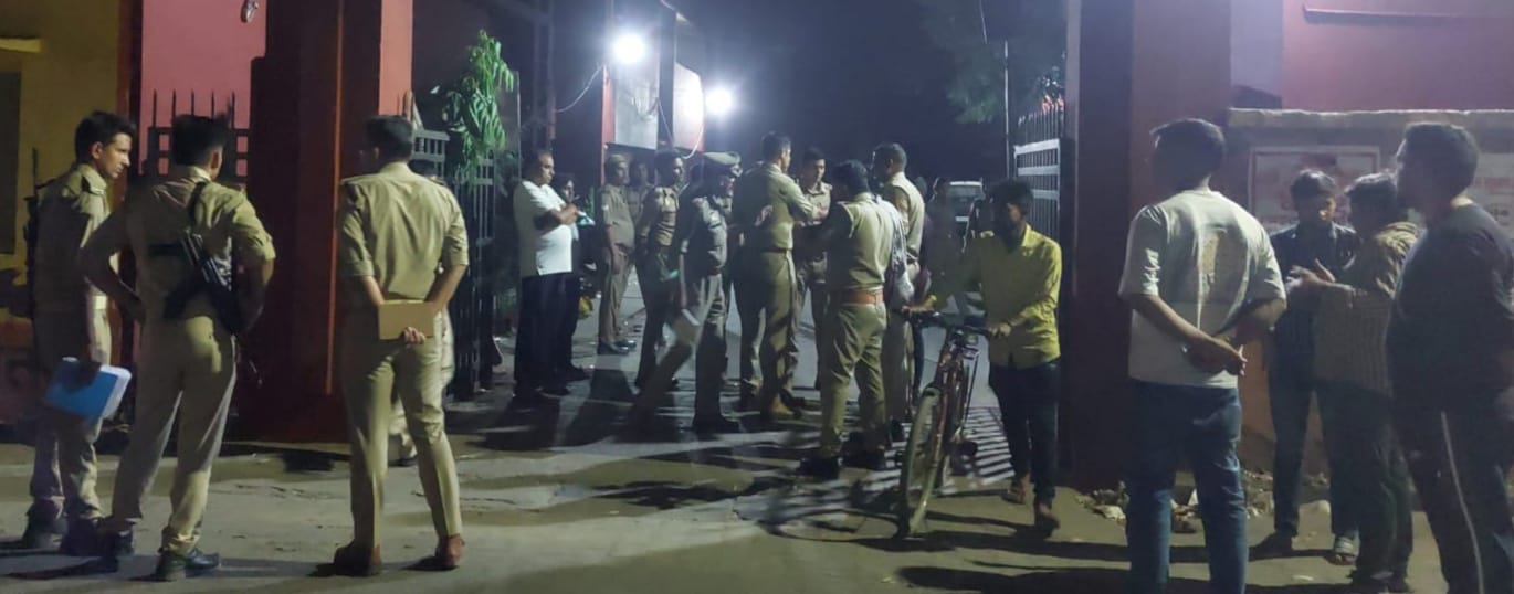 पूरनपुर सीएचसी में भाइयो से घटना की जानकारी लेते एसडीएम । संवाद पूरनपुर सीएचसी में भाइयो से घटना की जानकारी लेते एसडीएम । संवाद
