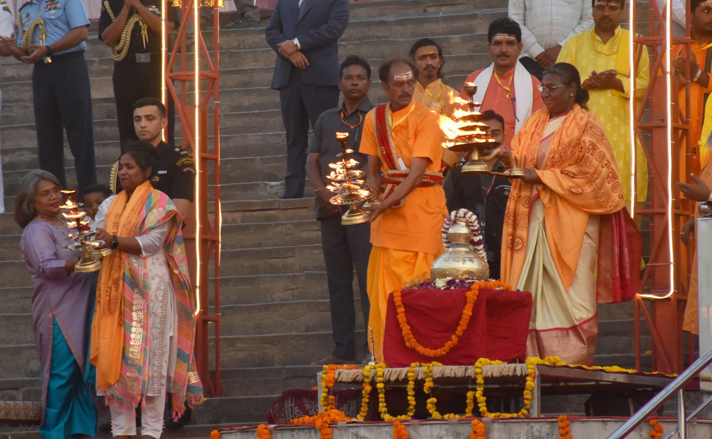 Governor welcoming President Draupadi Murmu. 