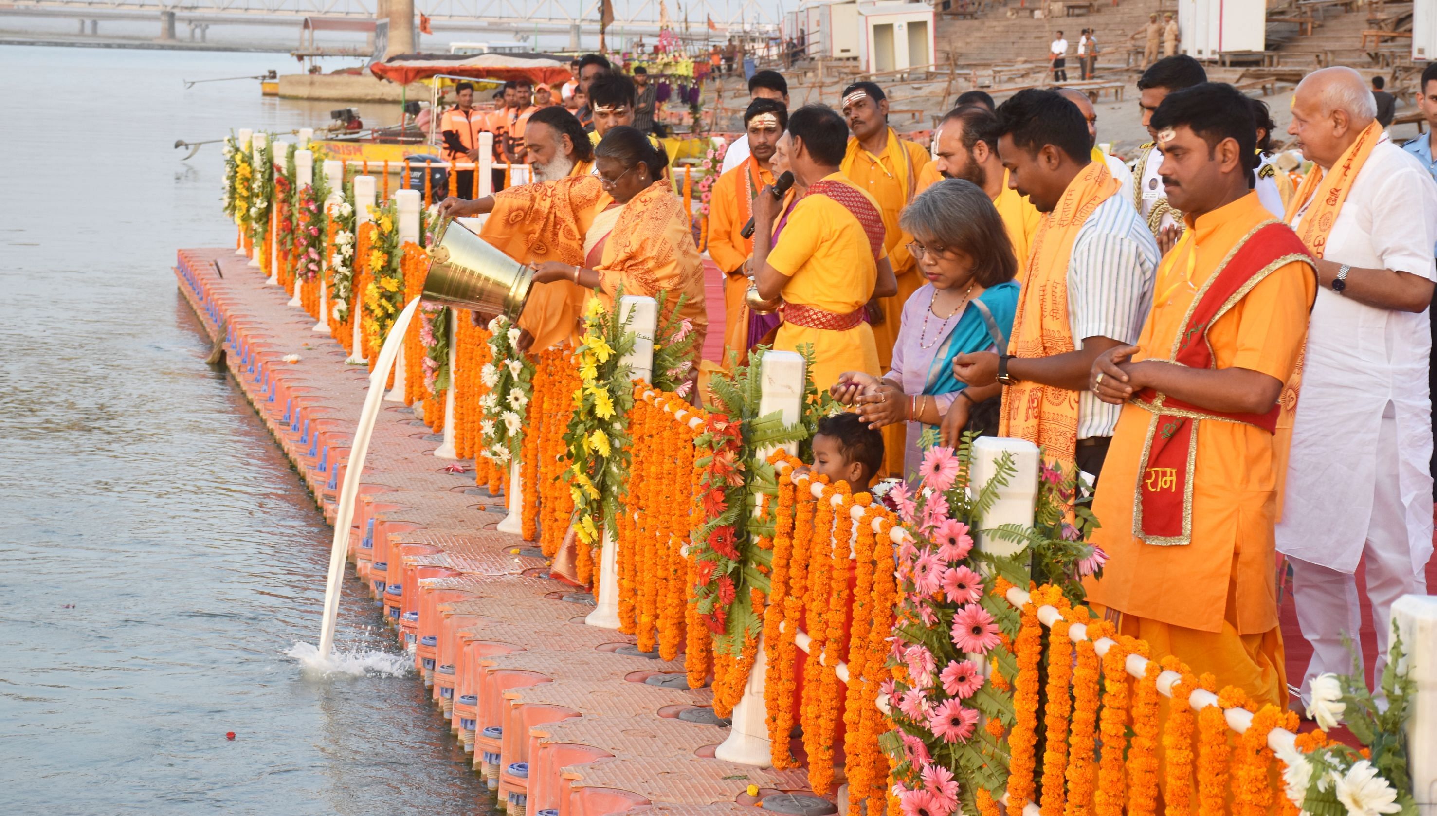 Governor welcoming President Draupadi Murmu. 