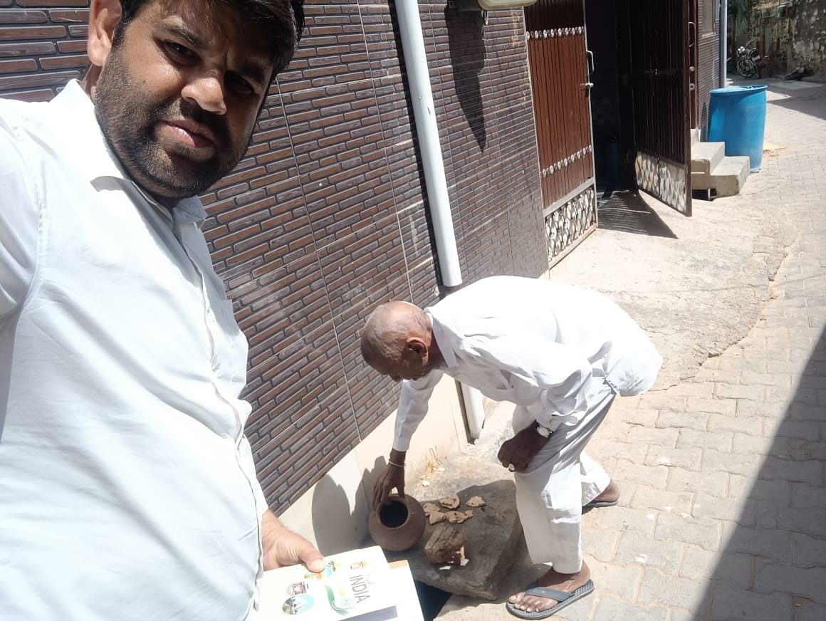रेवाड़ी। गांव गुगोढ़ में स्वास्थ्य विभाग की ओर से दिए गए नोटिस को दिखाता बुजुर्ग। स्रोत: विभाग रेवाड़ी। गांव गुगोढ़ में स्वास्थ्य विभाग की ओर से दिए गए नोटिस को दिखाता बुजुर्ग। स्रोत: विभाग