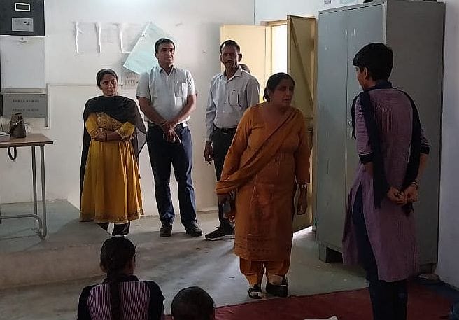 02जेएनडी03: जुलाना स्कूल का निरीक्षण करते हुए जिला शिक्षा अधिकारी। संवाद 02जेएनडी03: जुलाना स्कूल का निरीक्षण करते हुए जिला शिक्षा अधिकारी। संवाद